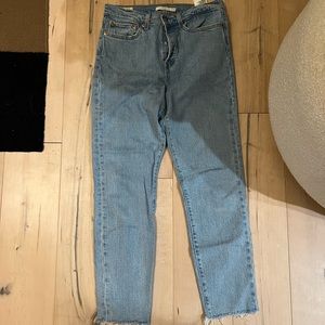 *Summer Vibes Sale* Levi's Wedgie Medium Wash High Waisted Jeans Size 28